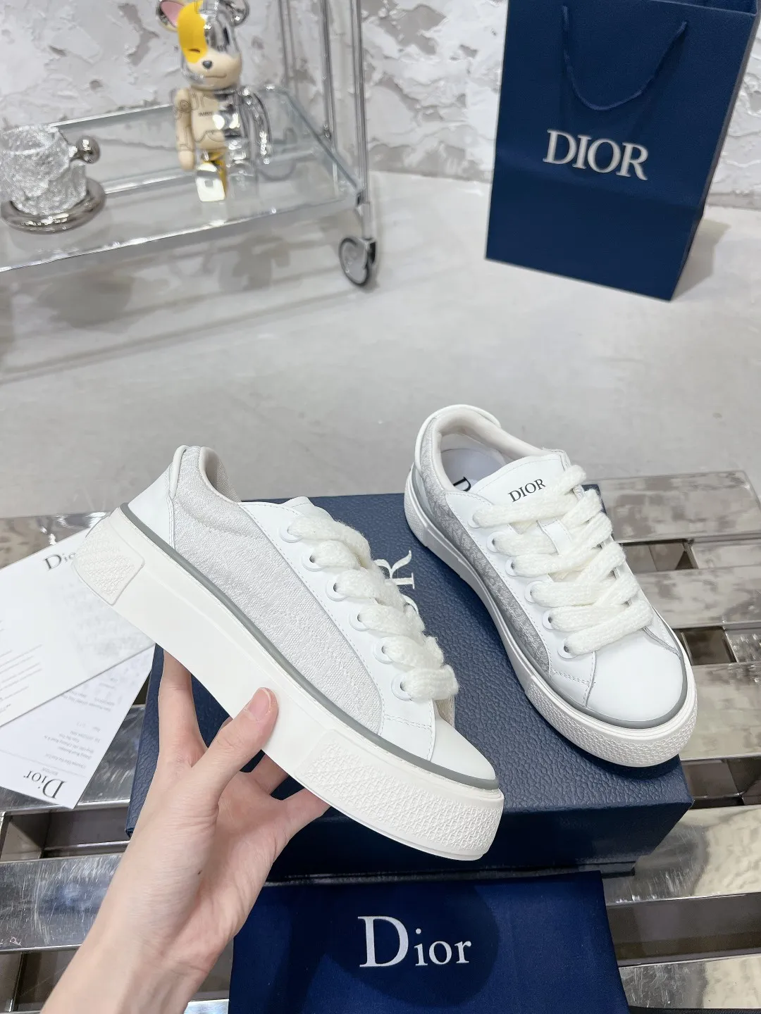 👟👟Ex-factory price 560👟👟 Women's shoe factory top version Dior B33 series! Casual sneakers for couples 👟 Purchased from the original, developed and made. Carefully crafted from Dior gray cow leather, decorated with tone-on-tone CD Diamond pattern canvas panels on the sides. The shoelace eyelets in the shape of CD Icon are clever and exquisite, and the two-color sole, tongue and heel are all decorated with special details, making it even more refined. It is a very casual and versatile shoe. 🔘Fabric: Original customized calfskin + Oblique floral fabric 🔘Inner: Customized breathable lining 🔘Outsole: Original molded T👟👟Ex-factory price U combination outsole 🔘Sole thickness: 3CM 🔘Number of sizes: Women’s size: 35-41 Men’s size: 38-46 (Female 41, Men’s 38, 46 customized are not returnable)